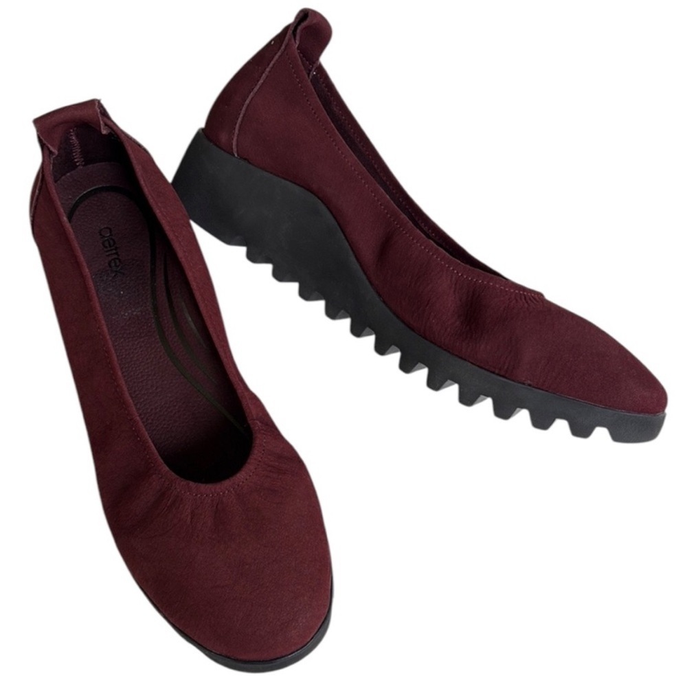 EUC Aetrex Leather Brianna Low Wedges
Burgundy Size 8.5 Retail $129.95